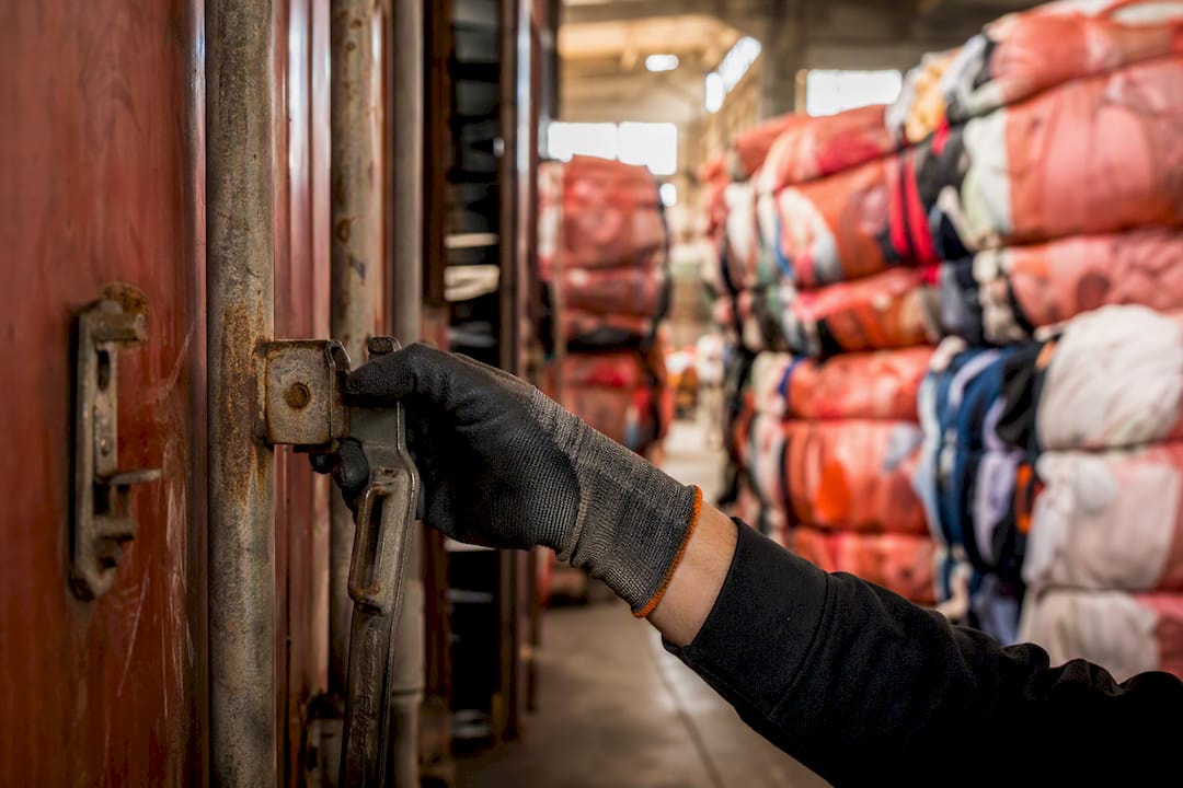 Inspecting container seal for insurance purposes