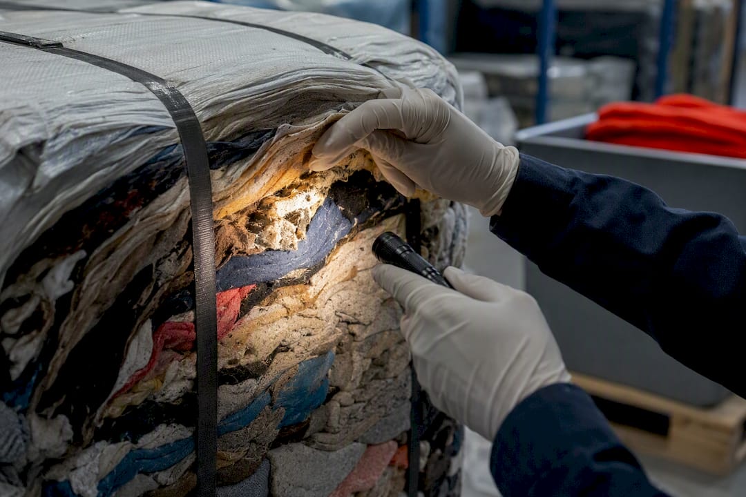 Inspecting textile bale for moisture damage